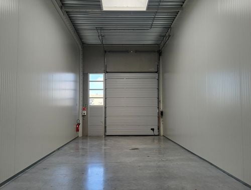                                         Entrepôt sans bureau à louer à Poperinge, € 550
