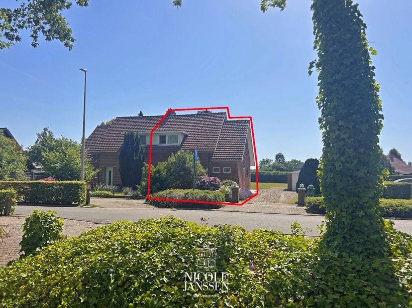 Deze te renoveren halfvrijstaande woning is een ideaal project voor wie zelf erg handig is en zich dit praktisch ingedeelde huis kan omtoveren tot een
