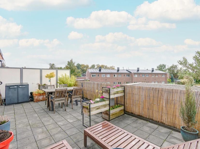 Dit energiezuinige appartement (EPC-label A) biedt een comfortabele indeling en een rustige ligging op korte afstand van invalswegen en de woonkern. H