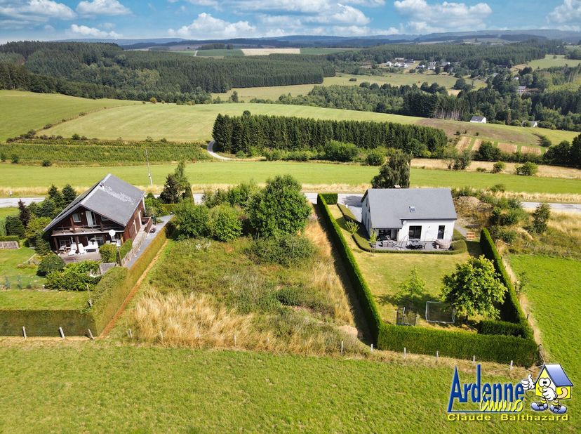 Le terrain se trouve dans une zone à caractère rural, l'eau et l'électricité sont présentes.