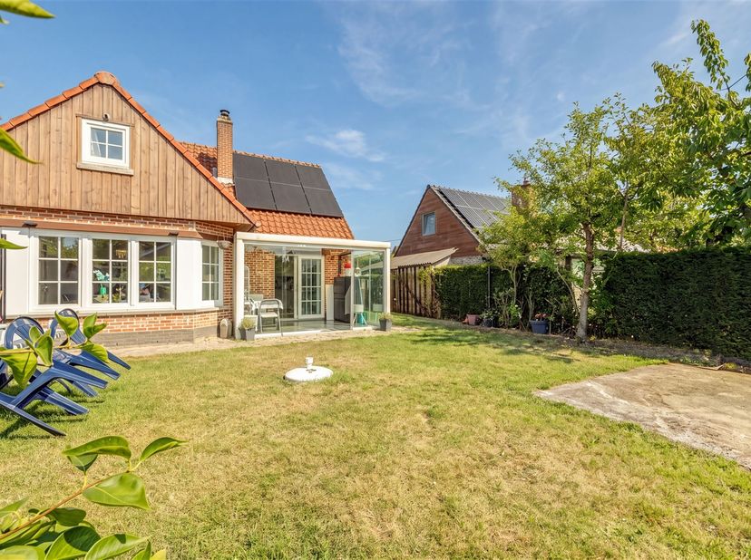 Deze instapklare woning bevindt zich op een uitstekende locatie aan het Waesmeer, vlak bij Waasmunster en op korte afstand van Sint-Niklaas. In de nab