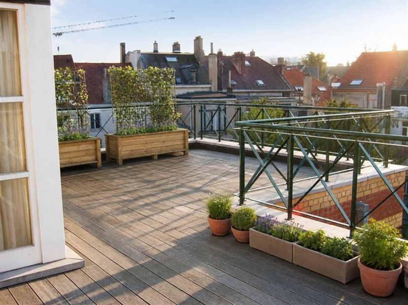 Beschrijving: In de buurt van Place Stephanie, in een oud huis volledig gerenoveerd, prachtig penthouse met privé llift  van +/- 180m2 met een prachti