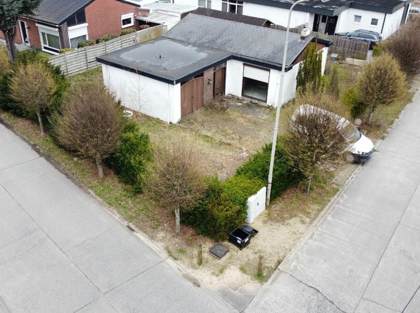 Te renoveren open bebouwing op een rustige locatie, ideaal voor wie op zoek is naar een woning die volledig naar eigen smaak kan worden ingericht. Ind