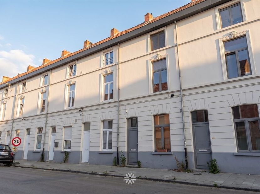 GENT - Ganzendries: Ben je op zoek naar een toffe gerenoveerde rijwoning te huur nabij Gent-Sint-Pieters? Dan is dit pand mogelijk iets voor jou.<br /