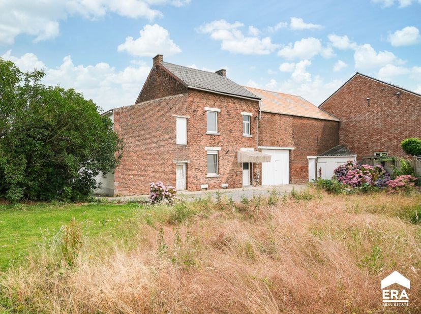 Charmante woning, gelegen op een perceel van 9are 37ca met een bewoonbare oppervlakte van 131m². De grote loods/schuur is ideaal voor beroeps-of hobby