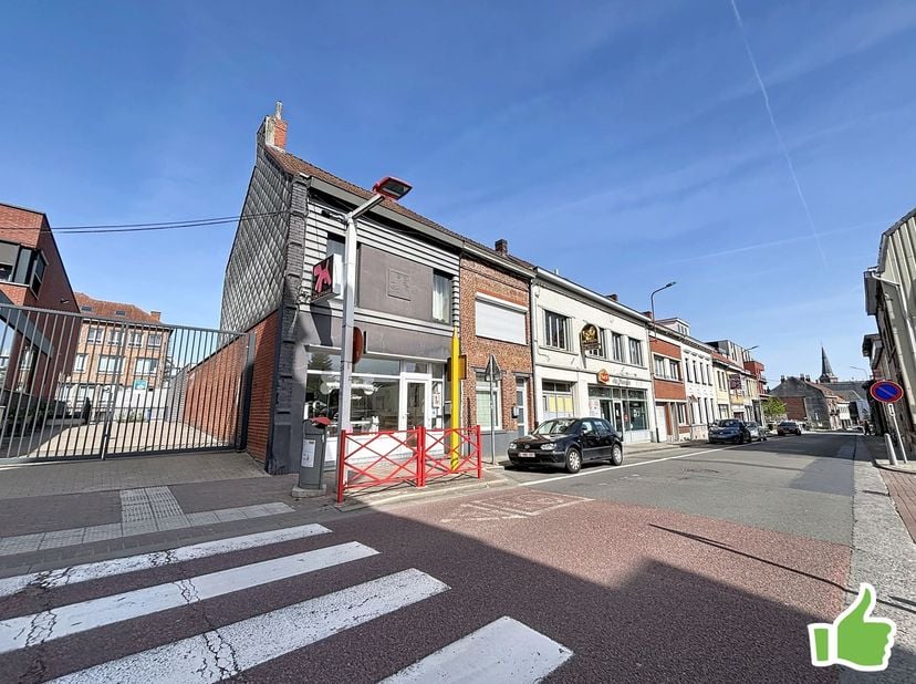 FONDS DE COMMERCE avec EMPLACEMENT PREMIUM À MOUSCRON<br />
Situé à seulement 100 mètres de la Grand-Place de Mouscron et à proximité immédiate du pa