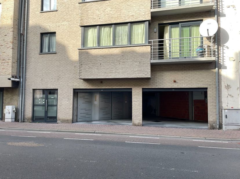De 4 garages zijn deel van de residentie Robrecht de Fries op de Torhoutsesteenweg 220. De inrit van de garages is bereikbaar via de Leffingestraat. D