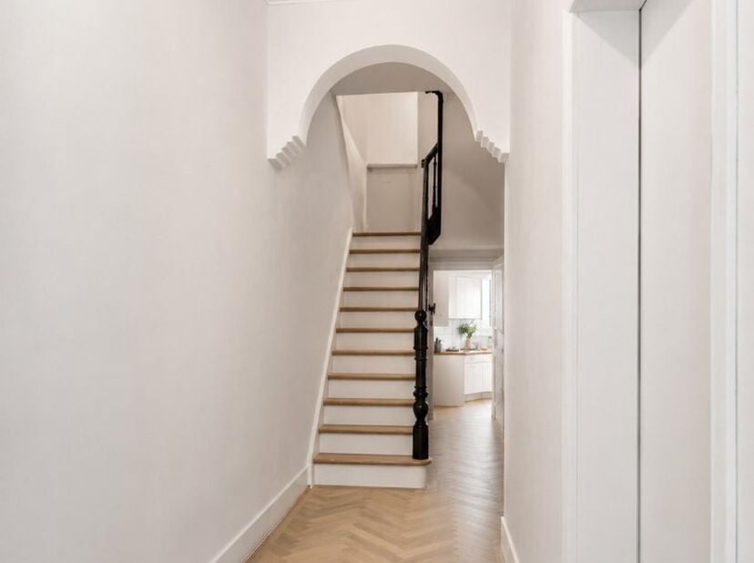 Deze woning beschikt over nieuwe PVC-ramen (HR-glas) en een gasketel van 2014. Toch is er nog een renovatieverplichting, gezien muren en het dak niet
