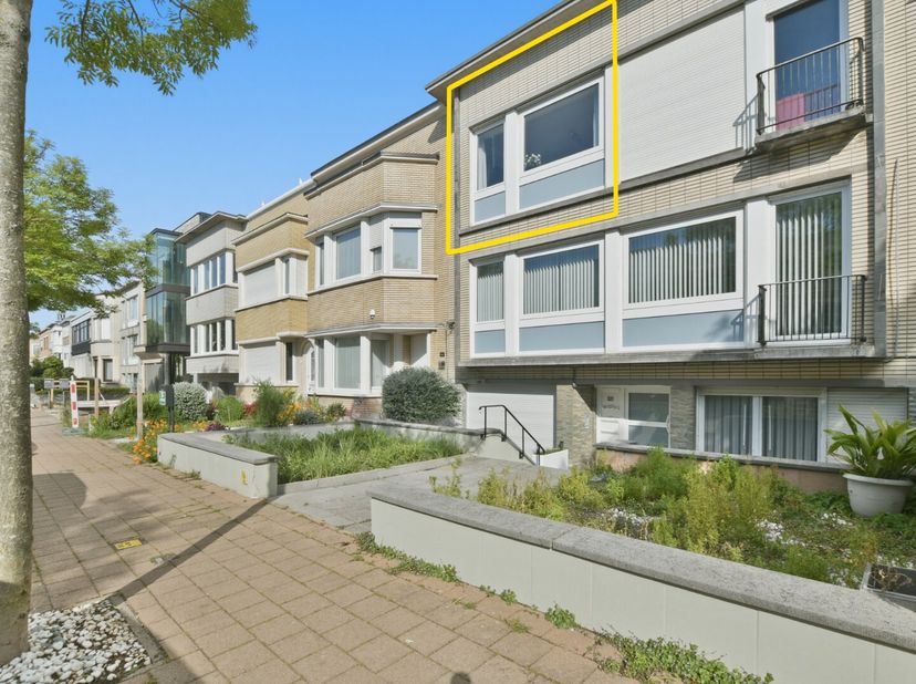 In een kleinschalige appartementsgebouw bevindt zich op de tweede verdieping dit smaakvol vernieuwde en instapklaar appartement op een centrale locati