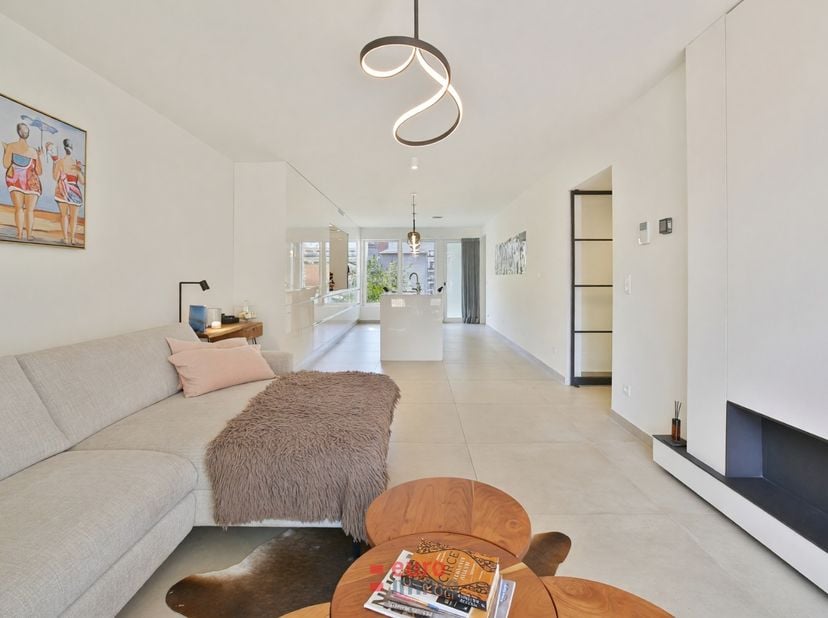 Deze vastgoedtopper biedt u het walhalla van ons huidig aanbod. Bij de residentie aangekomen is de moderne architectuur alvast een streling voor het o