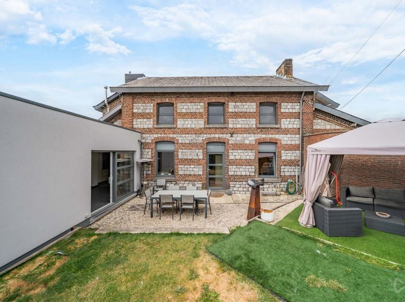 We Invest Liège et Madi vous proposent cette agréable maison idéalement située dans un quartier résidentiel recherché de Soumagne, à proximité des com