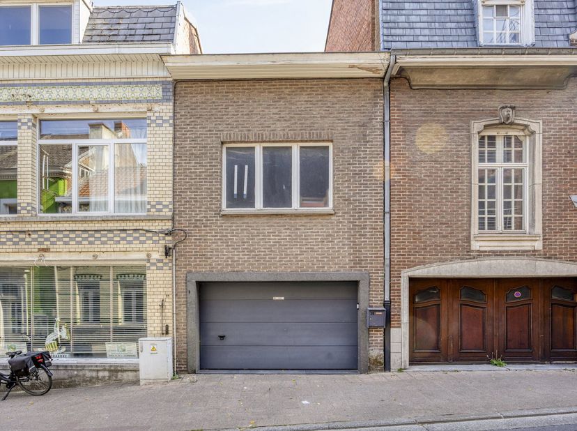 Ce garage fermé situé dans la Van Cromphoutstraat à Wetteren est l'investissement idéal pour ceux qui recherchent un espace de rangement supplémentair