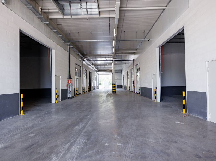 Op zoek naar een ruime en makkelijk toegankelijke opslagplaats? Deze unit is gelegen in een verzorgd en beveiligd complex, ideaal voor zowel professio