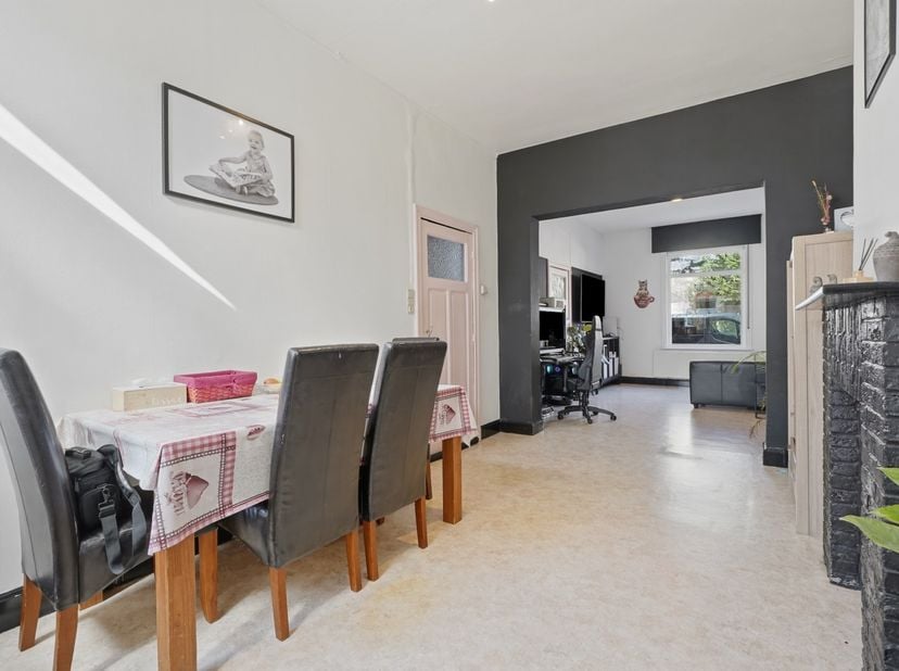 Ruime rijwoning met zongerichte tuin in Nieuwpoort-Stad<br />
<br />
Deze verrassend ruime rijwoning beschikt over een bewoonbare oppervlakte van 161