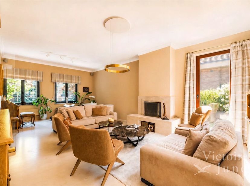 In een tuin van groen in het hart van een residentiële wijk in Ukkel, biedt deze prachtige villa in uitstekende staat een zeldzame woonomgeving die el