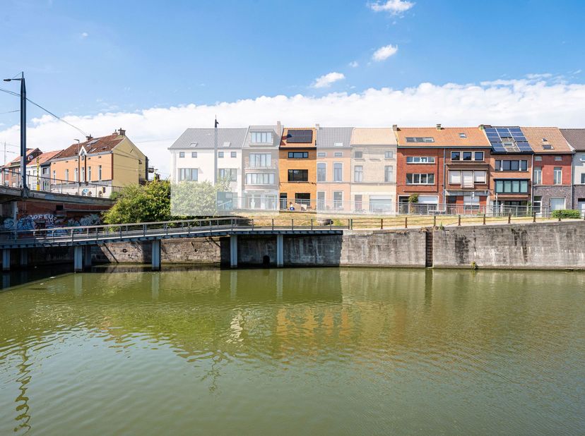 Deze totaal gerenoveerde woning (EPC A) is gelegen op 10 minuten fietsen van het historische centrum en vlakbij de stadsring en 10 minuten van de R4.