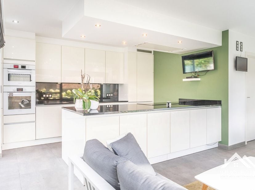 Deze prachtige woning vinden we terug in een rustige en groene omgeving, en ze ontvangt je in een ruime inkomhal (met gastentoilet en ingemaakte vesti