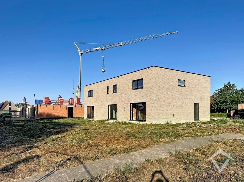 Deze nieuwbouwwoning bestaat uit: inkomhal - toilet - living - keuken - berging - wasplaats - terras - tuin - tuinhuis - carport - 2 autostaanplaatsen