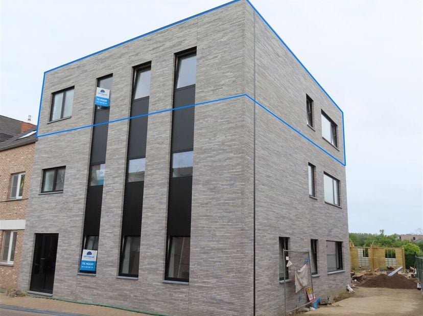 Vraag uw bezoek aan via info@optimusvastgoed.be<br />
TE HUUR: Recent appartement met 2 slaapkamers te Wellen!<br />
Dit nieuwbouw appartement is gele