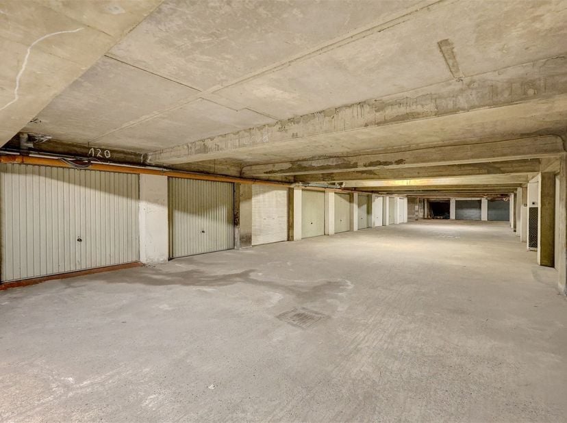 Deze garagebox staat te koop in de Heistraat pal in het centrum van Wilrijk. De garagebox is gelegen onder het winkelcentrum van de Bist en de Kern. <