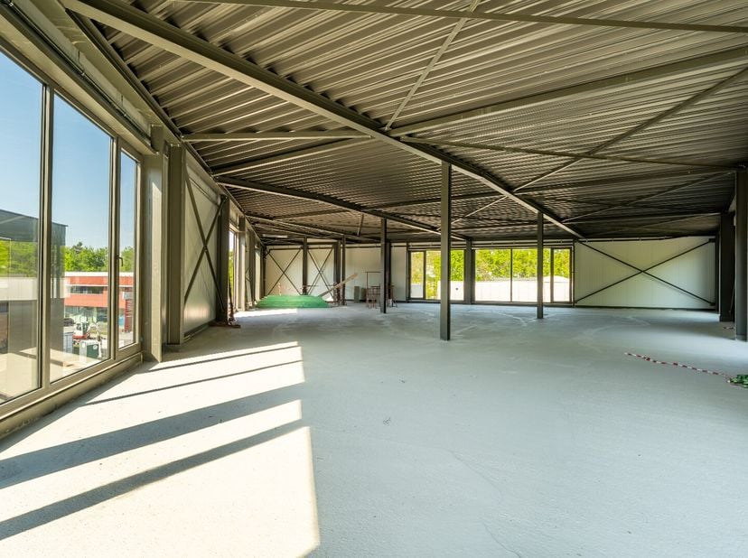 Bedrijvensite "ASPARK" - KMO UNIT 24 - 339 m²<br />
Het bedrijvenpark "ASPARK" bestaat uit 31 kwalitatief hoogstaande KMO-units met complementaire kan