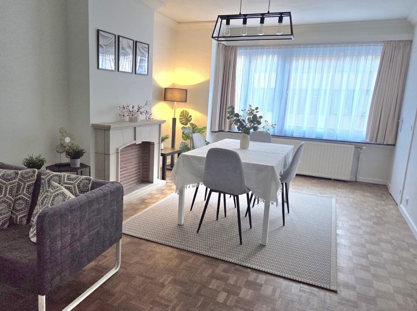 Rustige huurders gezocht voor dit verzorgd appartement op het 2de verdiep, bereikbaar met lift.<br />
Op 50 meter van het strand en zeedijk vind u dit