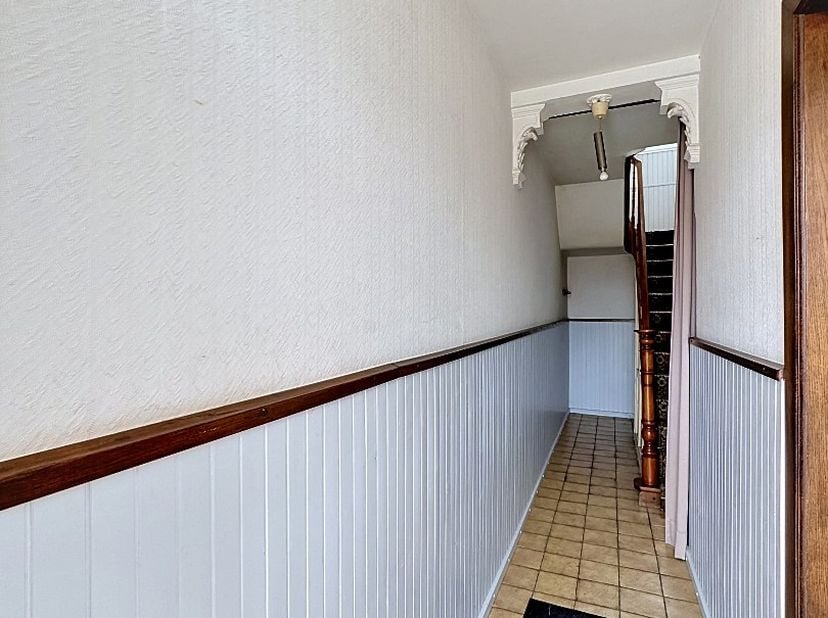 Deze woning is gelegen op een grondoppervlakte van 519 m² en bestaat uit: hall - living - keuken - badkamer - toilet - veranda - berging - terras - tu
