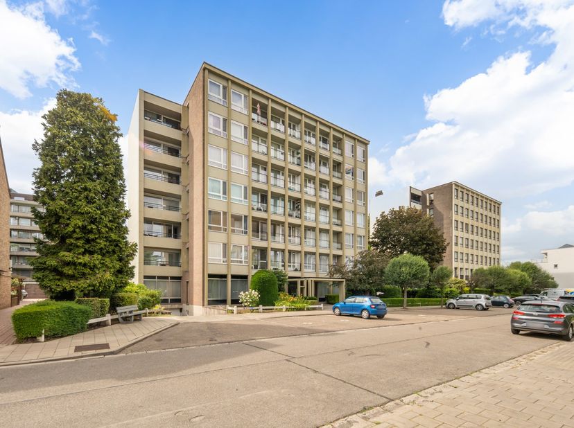 Op een gunstige ligging te Sint-Truiden, aan de Festraetsstraat 35 bus 204, bevindt zich dit appartement op de tweede verdieping van een goed onderhou
