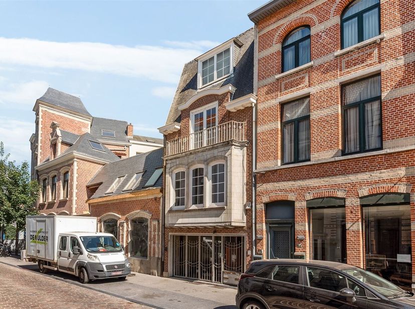 Ontdek dit charmante handelspand in het hart van Lier. Dankzij de uitstekende visibiliteit, grote passage en centrale ligging biedt dit pand heel wat