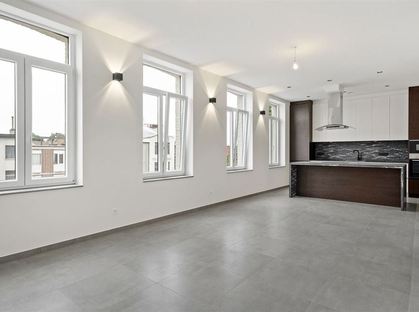 Ligging: Dit appartement is zeer centraal en gunstig gelegen in hartje Merksem. Verschillende scholen, winkels, horeca, sportgelegenheden en het openb