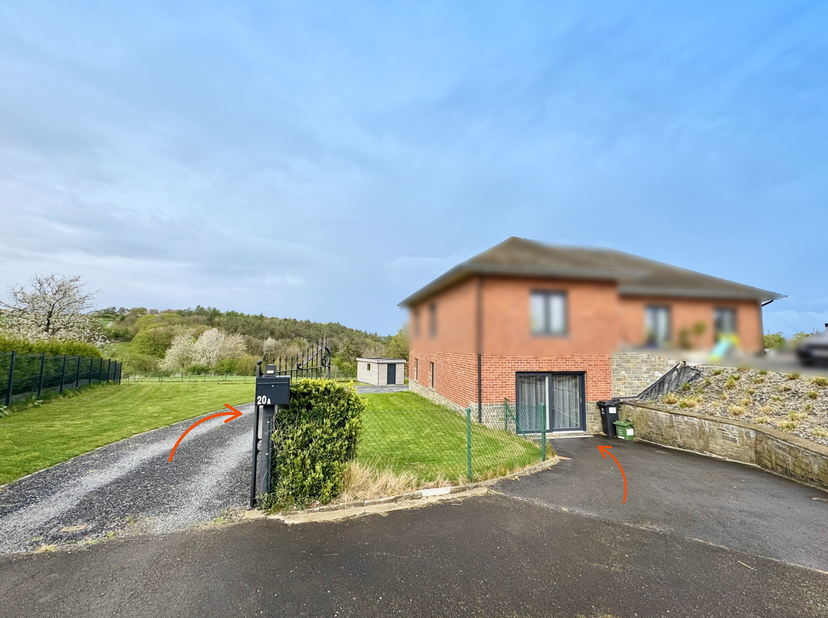 REZ-DE-CHAUSSÉE de ± 131m² : <br />
- Séjour de ± 42m² sur carrelage,<br />
- Cuisine ouverte sur le séjour de ± 10m² sur carrelage avec meubles de ra