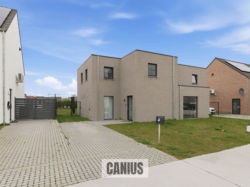 MODERNE WONING MET 3 SLKS &amp; TUIN<br />
<br />
In het rustige &amp; groene Munsterbilzen, deelgemeente van de stad Bilzen-Hoeselt treffen wij de verkavel