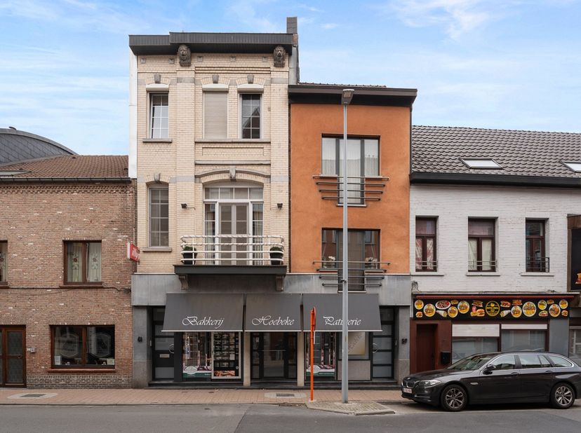 Te koop: handelspand met woonst – Lessensestraat 61, Geraardsbergen<br />
<br />
In het hart van Geraardsbergen, op een commerciële toplocatie vlak bi