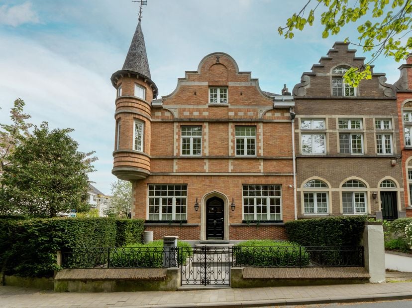 UKKLE, nabij het Sint-Jobplein, op een steenworp van het Lycée Français, prachtig APPARTEMENT (1slpkm/1bdkm) van ±90m² met TUIN en KELDER. Gelegen op