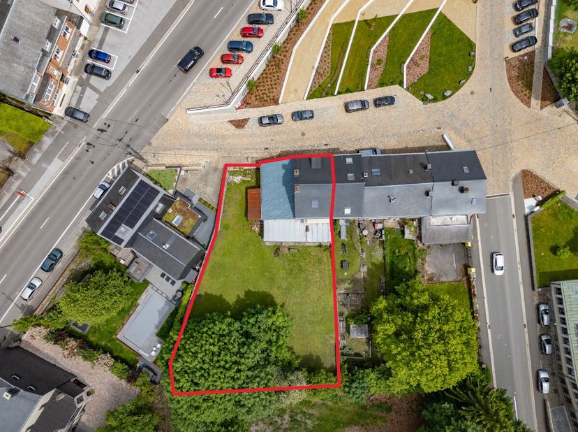ERA B-LUX stelt deze te renoveren halfopen woning voor, ideaal gelegen in Neufchâteau, vlakbij winkels, scholen en belangrijke verbindingswegen, terwi