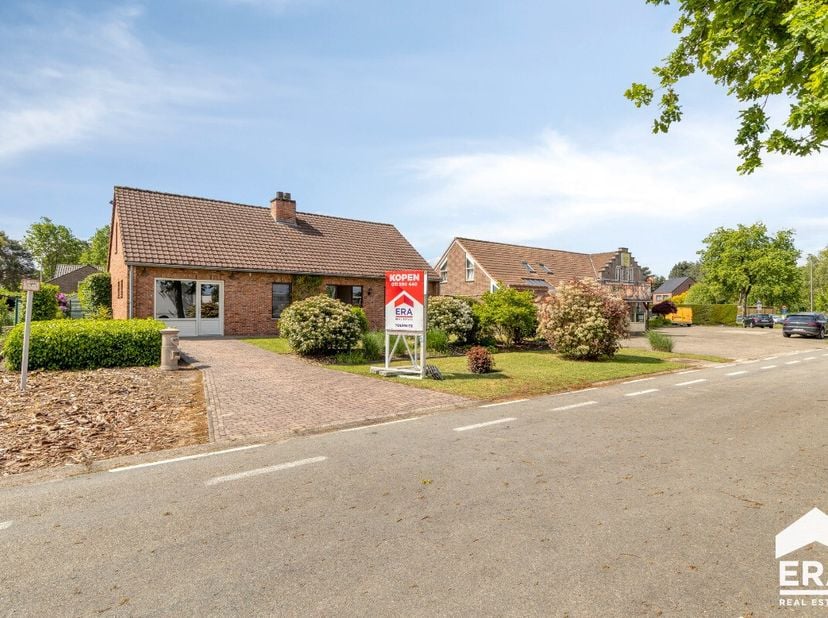 Gelijkvloers ingerichte woning op 685m² te koop in Lommel! Lommel-Centrum: ruime (210m²), energiezuinige en volledig onderkelderde gezinswoning (4 slk