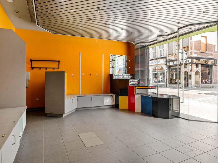 Deze ruime te renoveren woning bevindt zich in het kernwinkelgebied van Lier, op een toplocatie met uitstekende zichtbaarheid en alle voorzieningen op