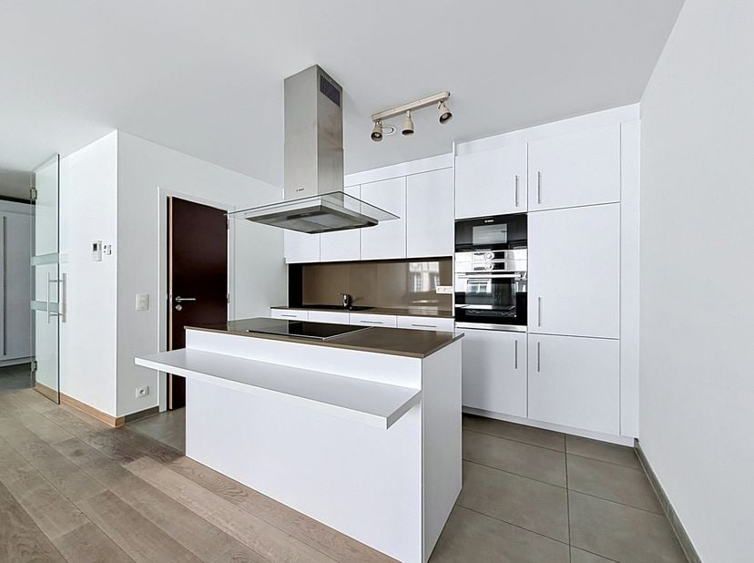 À proximité immédiate du Mont des Arts et de la Gare Centrale, cet appartement entièrement rénové en 2019 bénéficie d’un emplacement particulièrement