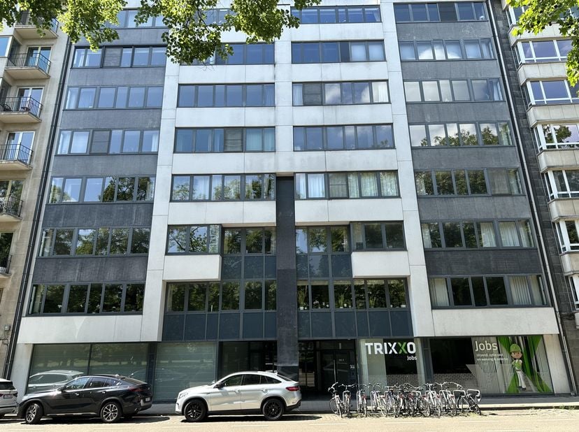 TE HUUR TE GENT: F. Rooseveltlaan 350 (vlakbij Zuid, openbaar vervoer, winkels, E17 en E40). PRACHTIG zeer ruim ( 160 m² : oppervlakte indicatief ) lu