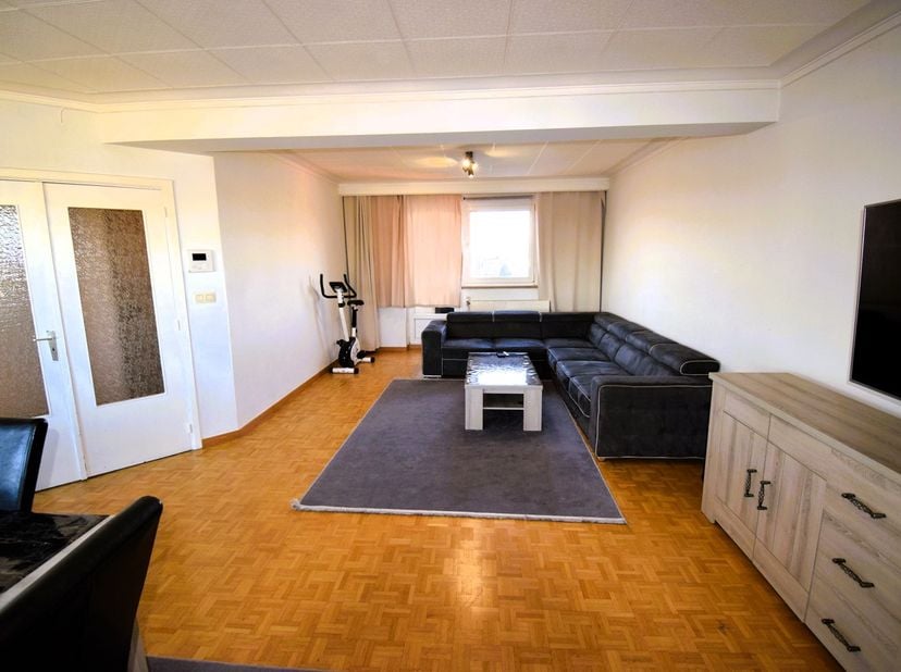 Nabij het Park van Karreveld: Gerenoveerde penthouse (140 m²) met een terras van 30 m² bestaande uit ruime inkomhal met vestiaire, ingerichte keuken,