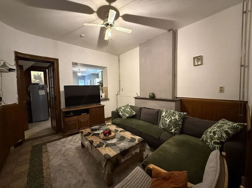 Bonne maison dhabitation mitoyenne située sur 1 are 30 centiares au centre de Leuze-en-Hainaut, à proximité de la gare et des commodités.<br />
Ce bie