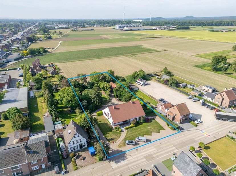 TE KOOP: Riante villa met praktijkruime te Dilsen-Stokkem!<br />
Deze veelzijdige en zeer ruime doktersvilla aan de Borreshoefstraat 7 te Dilsen-Stok