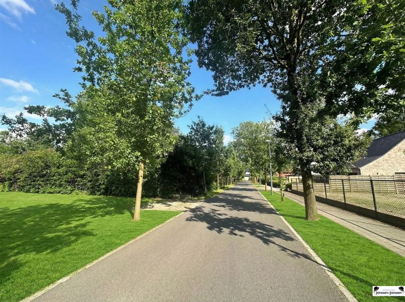 Nog te bouwen open bebouwing op een grond van 747.30 m² in Gooreind Inkom met vestiaire, gastentoilet woonkamer met open leefkeuken, wasplaats, bergin