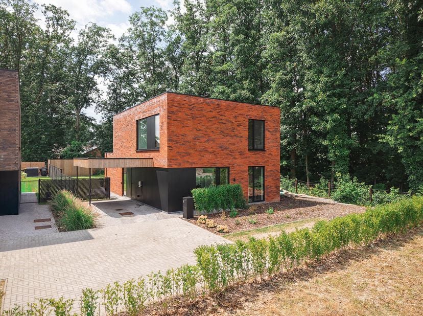 AANKOOP AAN 6% BTW MOGELIJK! (onder de wettelijke voorwaarden)<br />
Homixx Vastgoed stelt u deze uitzonderlijke, moderne open bebouwing voor. Gelegen