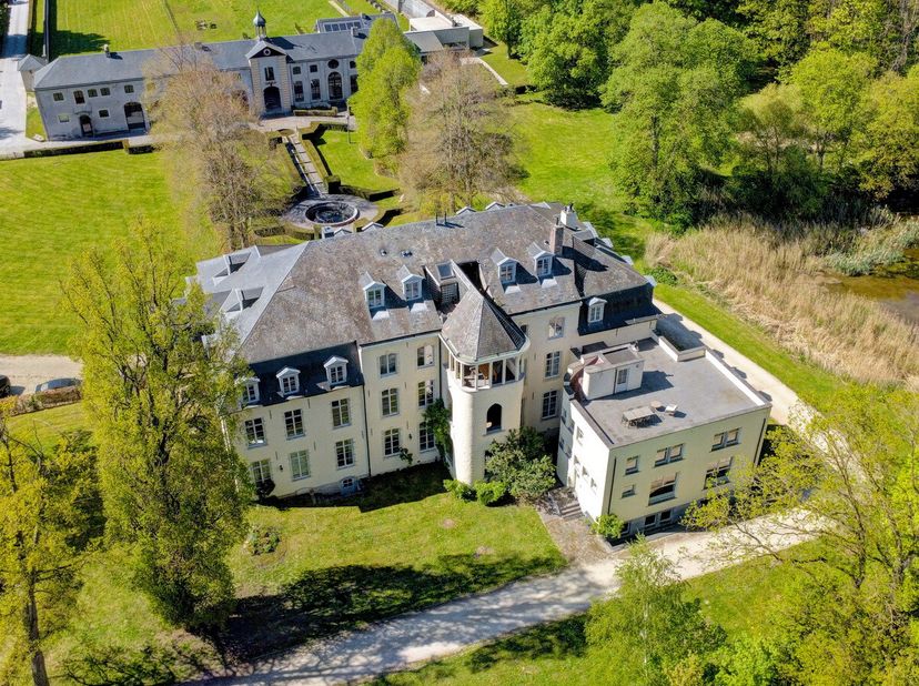 strong&amp;gt;Te koop: stijlvol halfopen woonst in Huldenberg, gelegen in een uniek kasteeldomein met zicht op water en omgeven door bos en groen. Deze vo