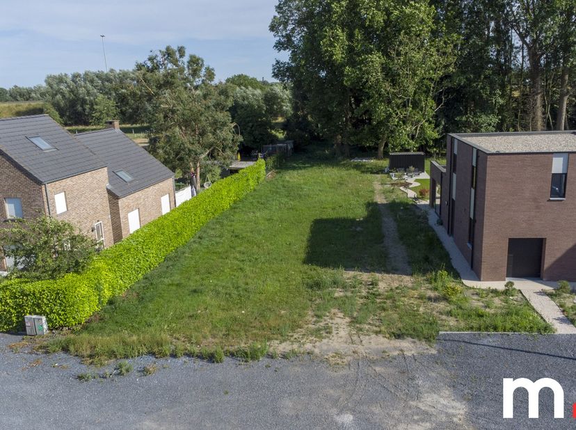 Bent u op zoek naar een plek om uw droomhuis te bouwen of Wonen en werken combineren met visibiliteit ten top? <br />
Dan is dit het perfecte perceel
