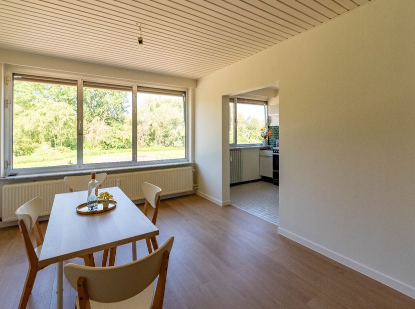 Dit verzorgde appartement bevindt zich op de tweede verdieping van een goed onderhouden, kleinschalig gebouw met 6 units (zonder lift). Het ligt in ee