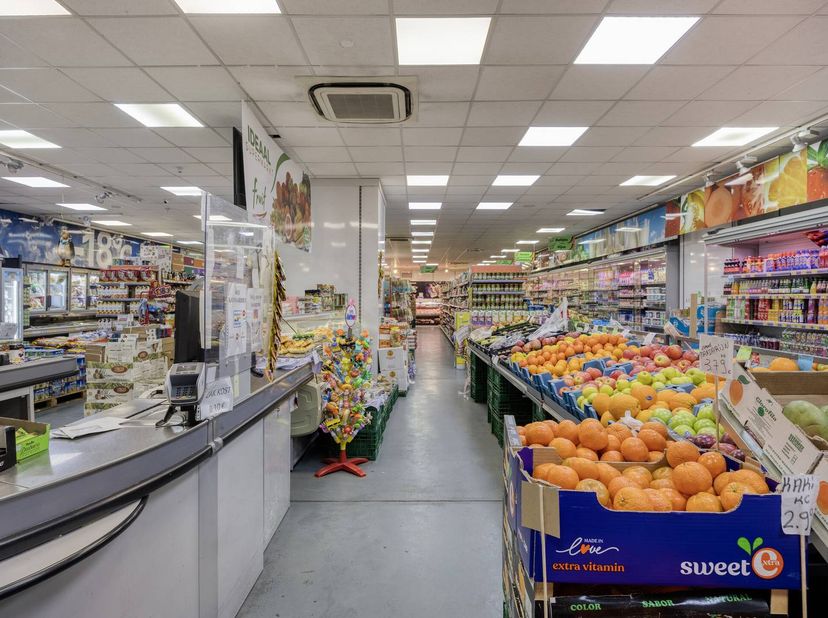 Cette spacieuse propriété commerciale de 537 m² est située au Pauwengraaf 51-55, l'une des rues commerçantes les plus dynamiques du cœur de Maasmechel