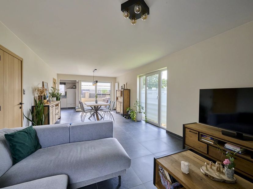 Dit instapklare appartement beschikt over 3 slaapkamers en heeft een totale oppervlakte van 131 vierkante meter.<br />
Dankzij de goede ligging bevind