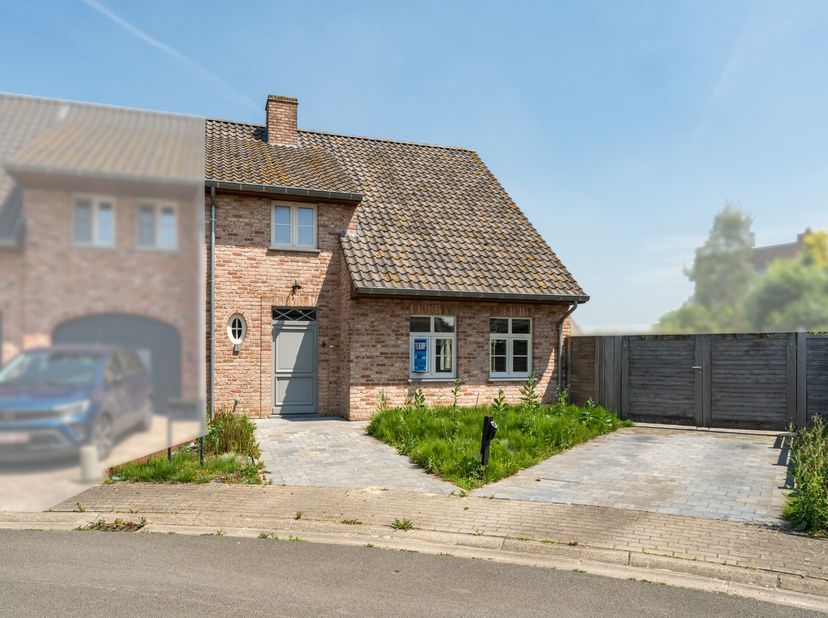 Deze ruime , energiezuinige halfopen bebouwing met een bewoonbare oppervlakte van 174m² ligt in een rustige, doodlopende verkaveling op enkele passen